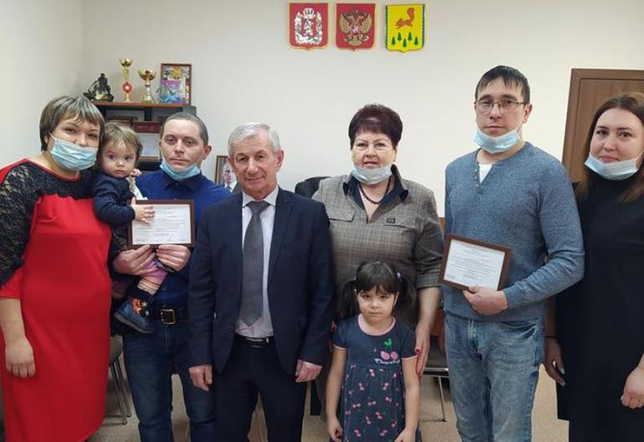 Две молодые семьи в Пировском муниципальном округе Красноярского края получили жилищные сертификаты